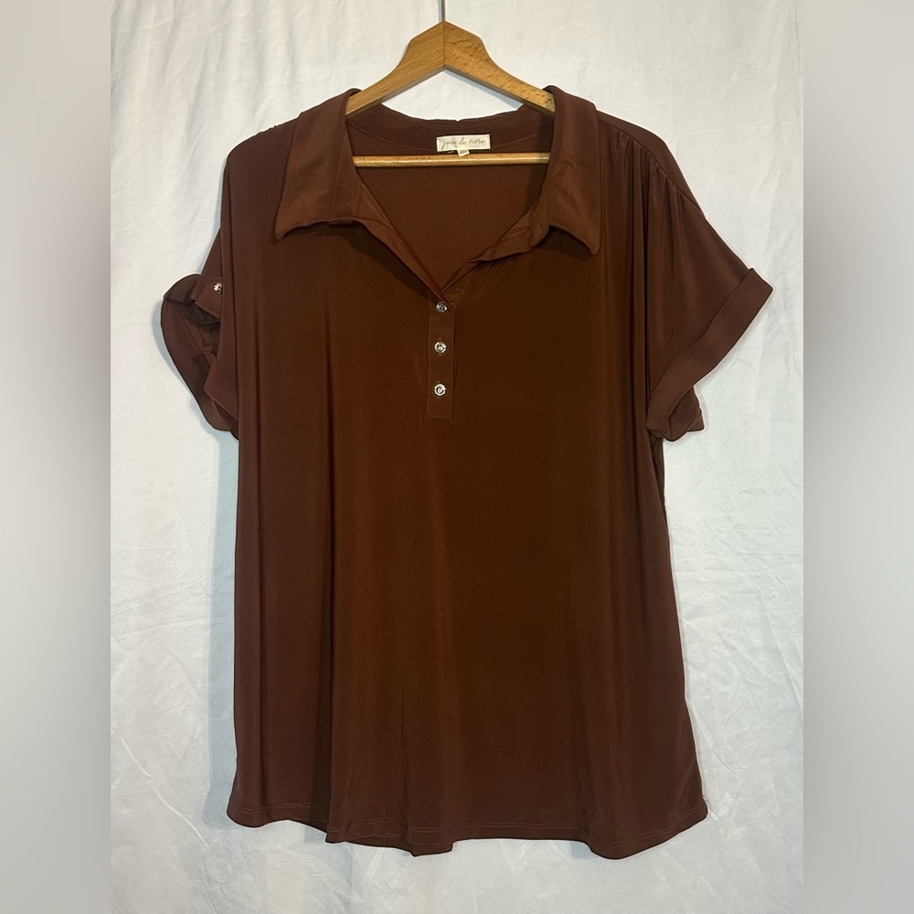 Short-Sleeve Collared Polo Blouse in Rich Brown